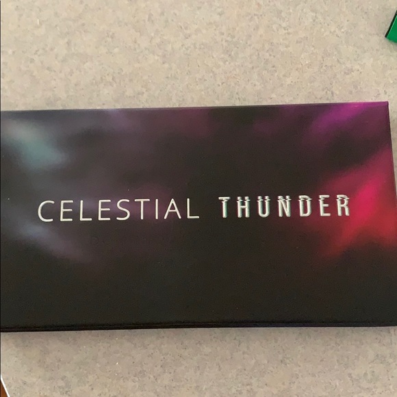 Eyeshadow pallet - Picture 1 of 3